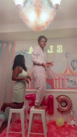 Me drunk dancing #junebug #dancechallenge #fyp #bestie @kem_aleks #viral #trending #twerking #tweet