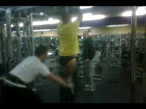Guy gets pantsed at gym