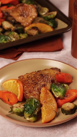 This impressive dinner looks good, tastes good, and makes you feel good! ✨ Fresh orange slices 🍊 bake with rosemary-seasoned chicken thighs, 🍗 brussels sprouts, and carrots 🥕 to create a naturally sweet glaze. Finished off with an orange honey dressing, it's sure to satisfy. 😋 Find the full recipe on our website! 🌐 Or send us a direct message saying “recipe” and we’ll send you a link to our site! 💬 ➡️ Follow along every day this January as we share a new feel-good food recipe inspired by G