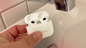 We water-test the AirPods third generation - Video
