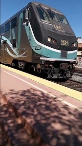 I CAUGHT A METROLINK F59HR IN SANTA ANA STATION #metrolink