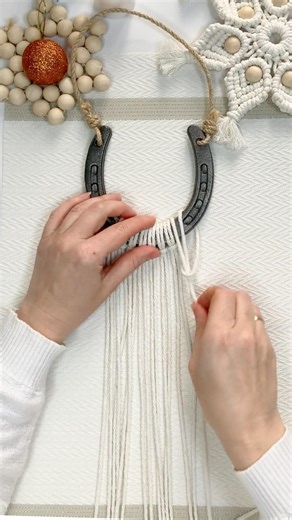 Create a Lucky Horseshoe with Macrame #exclusive #homedecor #macramepattern