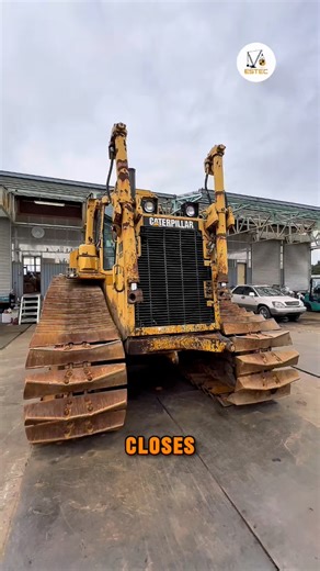 📞 WhatsApp: 81 80-7448-0033 📧 Email: vitalii@estec-trade.com 🌐 Website: estec-trade.com Today we prepared a powerful CAT D7H bulldozer for shipment. The video shows the full process: careful dismantling, professional loading into the container, and secure fastening of all parts. We always follow international safety and logistics standards to ensure every machine arrives in perfect condition. If you need help purchasing and shipping heavy equipment from Japan — we’re here to assist! 🚢🇯🇵 #E