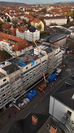 Dachdeckerei Kastner GmbH on Instagram: "Schwere Lasten? Für unseren Kran kein Problem! 🏗️💪 #DachdeckereiKastner #KranImEinsatz #Dachbau #Handwerk #TechnikDieBegeistert"