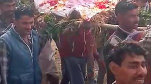 MP: गर्म कपड़े पहनाकर बैंड-बाजे के साथ निकाली बंदर की शव यात्रा, महिलाओं ने गाए भजन