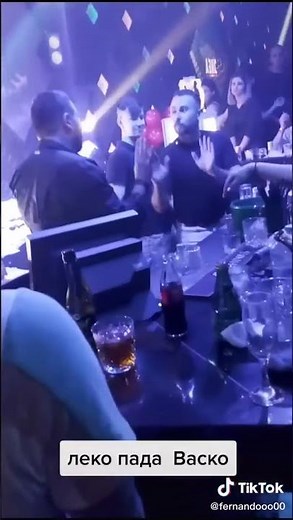 АЗИС ПАДНА МНОГО ЛОШО ОТ СЦЕНАТА!