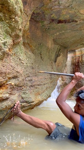 3.1K views · 43 reactions | The process of finding gold | finding gold in bedrock fragments | finding gold nuggets worth $2500 amazing ‼️ #goldhunter #golddiscovery #lookingforgold #goldrush #goldnugget #goldhunter #goldadventure | Ropis Gold Hunting | Facebook