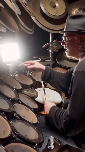 A legendary drummer playing an incredible song. 🫶 @terry_bozzio_official performs ‘U.S. Drag’ by Missing Persons. Find this full video and drumless playalong now under Playalongs > U.S. Drag on https://www.drumchannel.com 🤘 “U.S. Drag” showcases Terry Bozzio’s innovative drumming and compositional skills, featuring syncopated hi-hat patterns, intricate ghost notes, and dynamic tom work. This groove challenges drummers of all levels, demanding precision and coordination. The track from Spring S