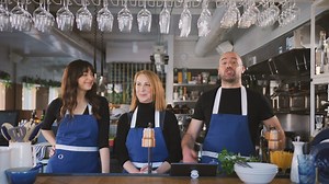 💙 Vite fait, bien fait 💙 Petit twist à l'italienne en cuisine aujourd'hui : c'est au tour de Stefano Faita d'exécuter la recette familiale de Mélanie Maynard et Rosalie Bonenfant! Sauce rouge, sauce blanche, sauce rosée, il y en aura pour tout le monde 😊 #BellCoeur | Bell Canada (Français)