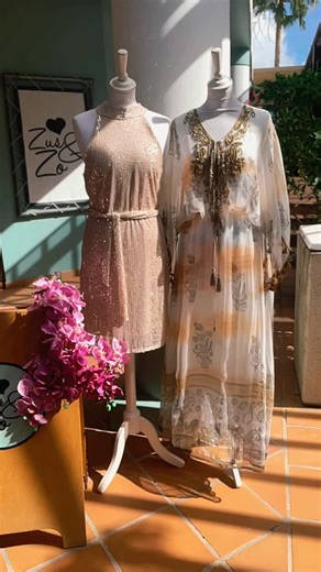 Zus & ZO on Instagram: "✨ Stylish én comfortabel? Dat gaat bij Zus en Zo heel natuurlijk samen. Deze mooie jurken zijn gemaakt van fijne stoffen en heerlijke materialen perfect voor het leven op Curaçao: luchtig, vrouwelijk en stijlvol. Of je nu op het eiland woont, hier werkt of lekker op vakantie bent: bij Zus en Zo is iedereen welkom 🤍 De feestdagen komen eraan, dus alvast: hele fijne dagen gewenst. Zonder stress. Zonder gedoe. Je mag binnenlopen om iets moois te vinden, maar net zo goed voo