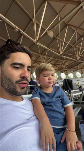 Waguinhov e Laurinha vendo a baleia gigante no show