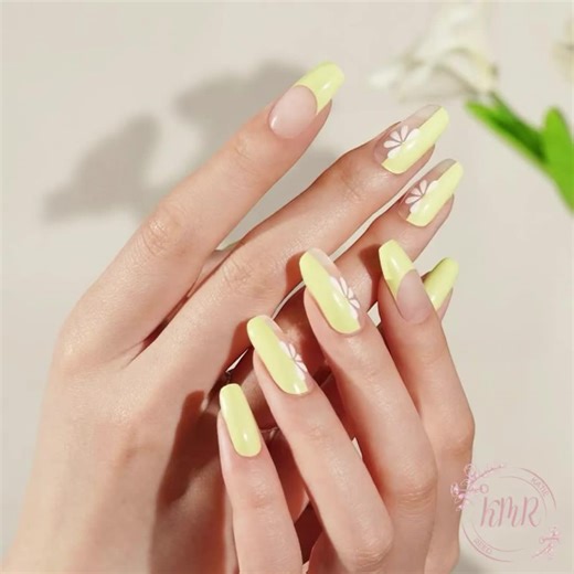 The Raelynn Nail Wrap offers a non-toxic, 10-free formula made entirely from 100% nail polish. It requires no drying time, glue, or heat, making application and removal simple and hassle-free. Designed to last up to 7 days, it works sustainably on natural, acrylic, gel, and shellac nails. Please note that on-screen colors may differ slightly due to lighting and display settings. The durability of the wraps depends on your application technique and how gently you treat your hands. Enjoy a beautif