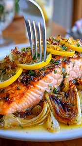 Saumon au Four, Fenouil Rôti & Citron L'harmonie parfaite entre la richesse du saumon et la fraîcheur anisée du fenouil Cette recette mise sur la simplicité et la qualité des produits. La cuisson au four permet au saumon de rester juteux et fondant, tandis que le fenouil, en rôtissant, perd de sa force pour devenir doux et presque sucré. Le citron, disposé en fines rondelles, infuse sa saveur acidulée directement dans la chair du poisson tout en apportant une touche de fraîcheur indispensable. C