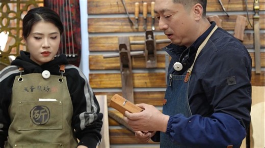 斫琴师卢荣 独创的木工刨系列——新款琴面弧度专用刨与新款内腔修理专用刨，以黄檀木、酸枝木为刨身、锰钢为刀片。