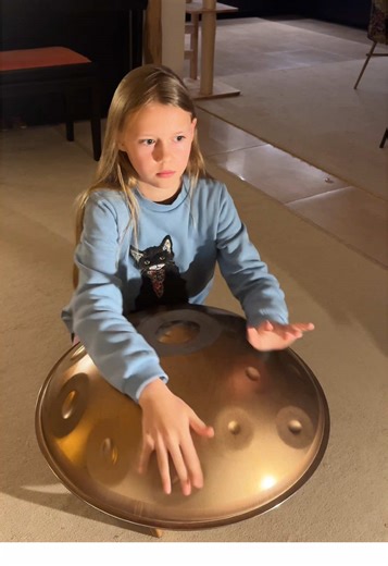 Late-night sessions are often times the most magical ones. At night, it seems as if she is already in a dreamlike state and the music is just flowing through her effortlessly. 💜 We created a waiting list for her debut album. You can join if you wanna be notified about the release: www.sprites-music.com ✨ (link is also in the bio) Played on an E Amara 20 by Ayasa Instruments #handpan #handpanmusic #handpanplayer