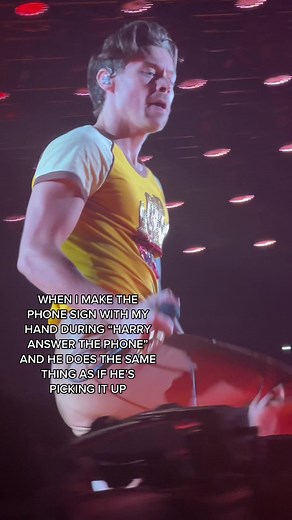 Harry Styles One Direction Love On Tour Phone Sign Interaction