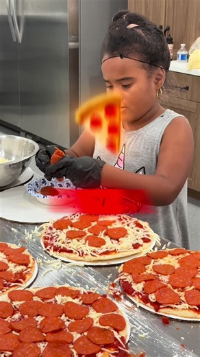 If you want a piece of Funky Fresh Pizza this is your last weekend to get one! This has been a spectacular summer and we are so thankful as always to serve our wonderful customer! Find us today at Southshore Market and Tomorow at Shorewood! The Deets are in the video 🥰 See you soon! #funkyfreshpizza #glutenfree #proteinpacked #pizza #farmersmarket