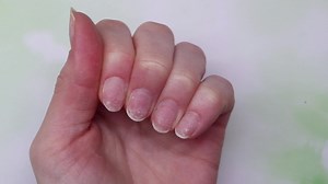 💅🏻💅🏻💅🏻Watch me do my own extra long nails IN REAL TIME talking through, step by step, no voiceover - watch me work, stiletto nails green nails In this video, I am applying extra long nail tips to my nails to start, I apply a clear base and shape the tip.Then I go in with a nude color on my thumb to do a glitter fade, and a V-shaped smile line cut-out nail on my ring finger. After that's filed I apply a beautiful green-colored acrylic to that nail and fade it down. I use 4 different acrylic