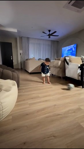 Kemana tumpah kuah kalau tak ke nasik.. Left foot jugak dia ni, tapi kdg2 nak jadi keeper confuse jugak bubu dadda😝 #2Tahun1Bulan