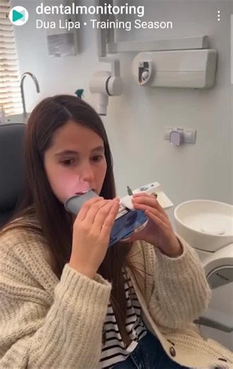 L'innovation du week-end : Une application pour pouvoir faire des photos panoramiques dentaires sur son téléphone ! L'application DentalMonitoring et la ScanBox pro, permet d'envoyer quelques photos de vos dents à votre praticien et de communiquer avec lui simplement, de chez vous... ou de partout dans le monde ! Votre praticien recevra vos photos pour contrôler votre traitement et s’assurer qu’il progresse conformément à votre plan de traitement en vous évitant des déplacements inutiles en cabi