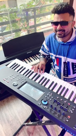 Guess this evergreen song 🙌 ❤️ @realhimesh #bollywoodsongs #trending #musicians #community #instahack #instrumental #reels #songs | Deepankar Nigam