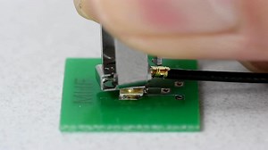 如何使用和操作MHF I LK 极细同轴线射频连接器？