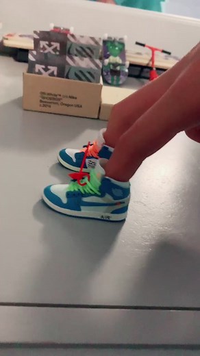 Fingerboarding with Finger Shoes: DIY Fingerboard Shoes & Sneaker Tricks