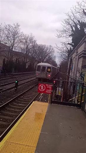 Coney Island bond Q Train Leaving Avenue H