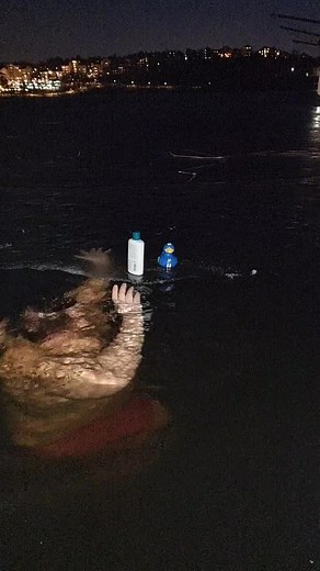 #eveningswim #winterswimming #iceswimming #iceswim #winterswim #icebath #vinterbad #coldbath #sweden #happyguy