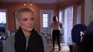 De kortfilm "Une soeur" met Veerle Baetens in de hoofdrol is genomineerd in de categorie beste kortfilm. Onze reporter FilmWard sprak met Veerle Baetens, terwijl ze zich aan het klaarmaken is om de ceremonie bij te wonen. Bekijk het interview hier 👇 en zet je geluid aan! 🔊 | VRT NWS