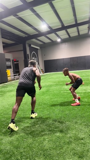 Phase 2 Work ➡️ Maintain Leverage ➡️ Control Cushion ➡️ Eyes track the near hip ➡️ Read Route Intent ➡️ Prepare for the transition at the top of the route break #TrainToExcel #BecomeElite #fpathletes #defensivebacks #defensivebacktraining #defensivebackdrills #dbtrainer #youthfootballdevelopment #dbwork #dbtechnique #katytxtrainer #grind #offseasontraining #fypa #explorepageً | Forward Performance Athletes