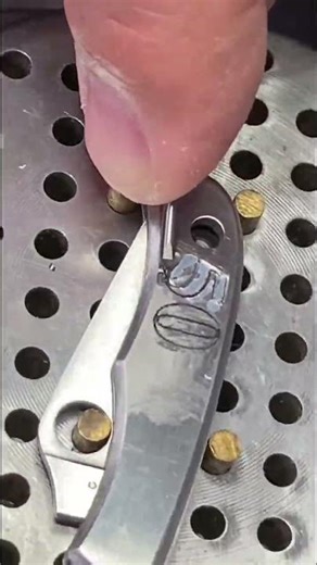 Finishing up the other side of the #spyderco bug #engraving #handengraving #paisley