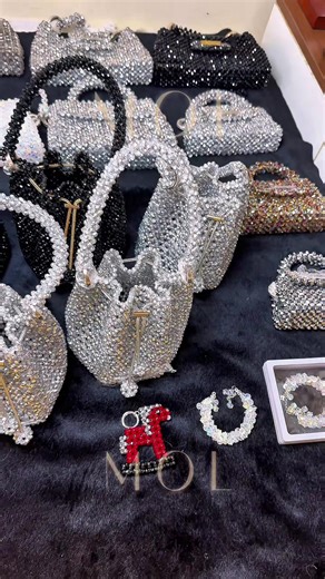 Bất cứ mẫu nào nhà MOL cũng có thể đổi màu đá và size theo yêu cầu được hết nhé mí bè 😘#túiđáphalê #charmthủcông #molbag