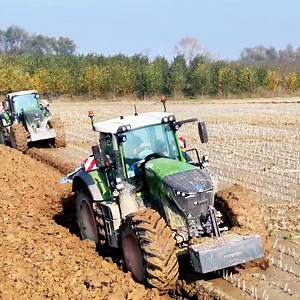 Powerful Fendt tractors teaming up for large-scale plowing🌾💪 #reels #fendttractors #farminglife | Big Machines