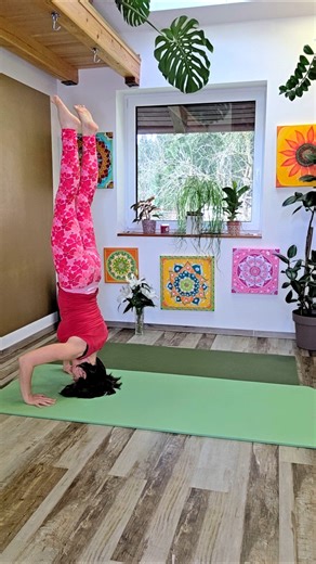 Yoga flow - Lady in red
