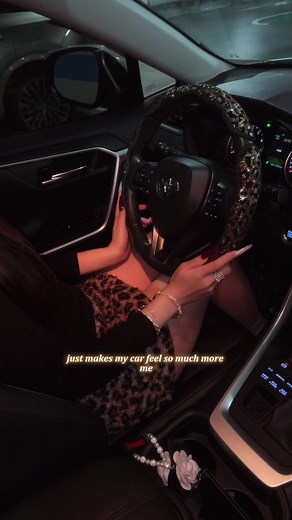 Leopard Print Steering Wheel Cover: Bold Car Decor
