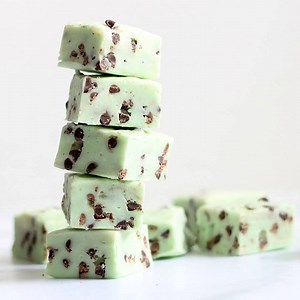 182K views · 14 reactions | Ohmyword, this mint chocolate chip fudge tastes just like the ice cream! And super easy to make. https://howtomakeeasyfudge.com/mint-chocolate-chip-fudge/ | The decorated cookie | Facebook