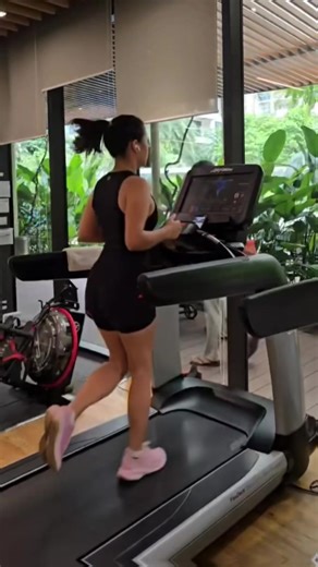 Video của Bánh Ú (@u_sap_om) với bản nhạc âm thanh gốc - cậu tư suối cát - con bò biết bay🐮