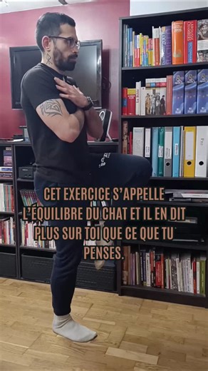 Alex Adarjan ✨ Vitalité & Créativité on Instagram: "Ton équilibre ne dépend pas de tes muscles. C’est avant tout une interaction neuro-sensorielle profonde entre ton cerveau, ton oreille interne (le système vestibulaire), ta vision et tes sensations corporelles. Quand ton système nerveux est surchargé, en mode vigilance ou stress, cette intégration devient moins fluide — ce qui se voit souvent dans l’équilibre. Le travail sur un pied comme ici n’est pas juste un “exercice d’équilibre” : 👉 il ré
