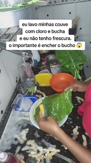 Como lavar couve de folhas com cloro e bucha sem frescura