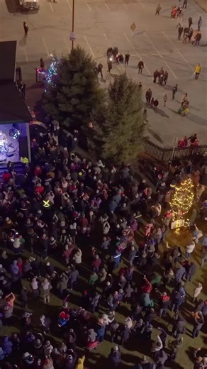 As the holiday season winds down, we’re reminded of just how extraordinary our community is. 🥰 Every single element of the Sackville Christmas Tree Lighting—from the twinkling lights and beautifully decorated trees to the music, hot chocolate, and festive atmosphere—is the result of countless hours of work, dedication, and care from local organizations and volunteers. These incredible people brave the cold, plan meticulously, and pour their hearts into every detail so that our community can com