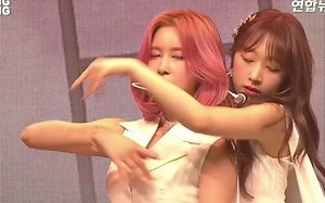 宇宙少女 新歌(Butterfly)发布会首秀！蝴蝶手舞惊艳视觉