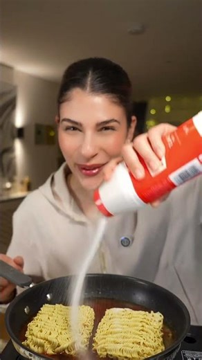 برأيكم من يفوزز 🤣🍜😂 #متابعه #لايك_اشتراك #follow #like #explore #viral #funny #comedy #trending #fyp