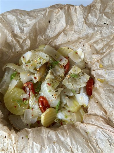 Fennel takes center stage in this en papillote bake, gently steaming alongside tender potatoes and sweet datterini tomatoes. 💚 As it cooks, the fennel softens and mellows, losing any sharp edge and revealing its natural sweetness. Wrapped in parchment with garlic, herbs, and olive oil, everything comes together in a fragrant, delicate sauce that lets the fennel truly shine. ✨ Ingredients: -1 fennel bulb, sliced -2-3 medium potatoes, sliced -a handful of datterini or cherry tomatoes, halved -1 g