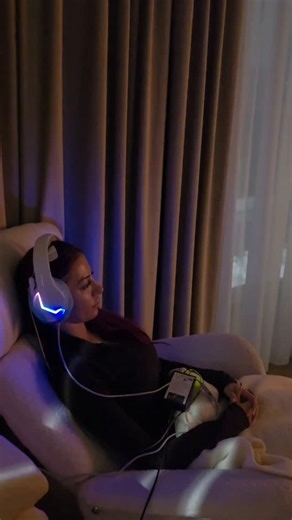 Anamaria Vaida on Instagram: "Ultima mea vizita la Ada @terapie.alternativa s-a finalizat cu o sedinta de Neurofeedback cu sistemul NeurOptimal. Pentru rezultate cat mai bune este nevoie de mai multe sedinte pe care cu siguranta le voi repeta.🥰 @synapticacluj"