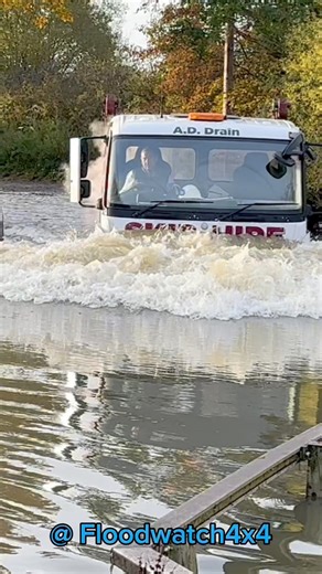 Mercedes making waves #essexflooding #flood #mercedesbenz #flooding #ford | Floodwatch4x4-UK