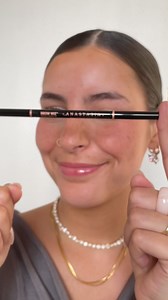 114K views · 170 reactions | Brow Wiz® est le produit ultime pour tracer et détailler les sourcils, tout en gardant cet effet naturel ✨ #BrowWiz #PerfectBrows #ABHbrows #ABHBrows #AnastasiaBeverlyHills | Anastasia Beverly Hills | Facebook