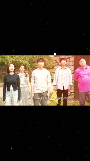 Lãng tử quay đầu si tình và chung thủy mình em nó rất hiếm trong cuộc đời này nhưng anh hiếu trong phim là phần hiếm đó các chị em 🫣 Có vẻ đoạn anh hiếu kể với Tú anh bị đội doanh phát hiện ở chùa với duyên gây cấn cho nhiều người 🙄 nhiều người lại nghĩ rằng bị phát hiện nên ảnh cố diễn vậy để lấy lòng Tú và đại bản doanh nếu ko bị phát hiện thì vẫn qua lại với Duyên 🙄 ủa sao lại nghĩ vậy 🥲 theo mình nghĩ và mình thấy ko bị phát hiện ảnh cũng dứt khoát, rõ ràng với duyên luôn 🤭 , khi back n