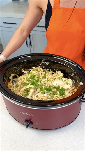 82K views · 405 reactions | The perfect crockpot dinner Amy makes an easy chicken alfredo pasta all in one slow cooker with chicken, tender noodles, and cheese - coated in the most dreamy cream sauce ever! | Justine’s Kitchen | Facebook