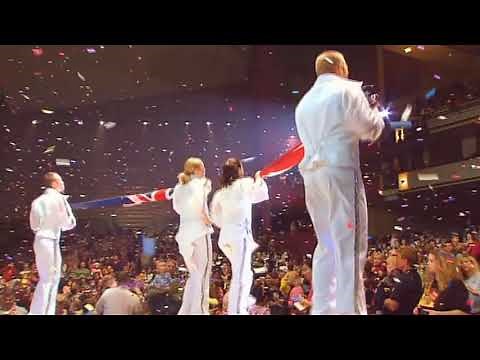 The Wiggles - Sailing Around the World (2006 Live Reprise) (with CD Audio)